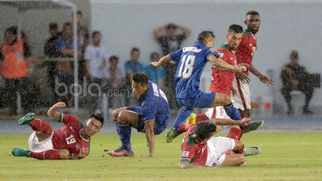 Rebutan Bola antara Pemain Timnas Indonesia dan Thailand