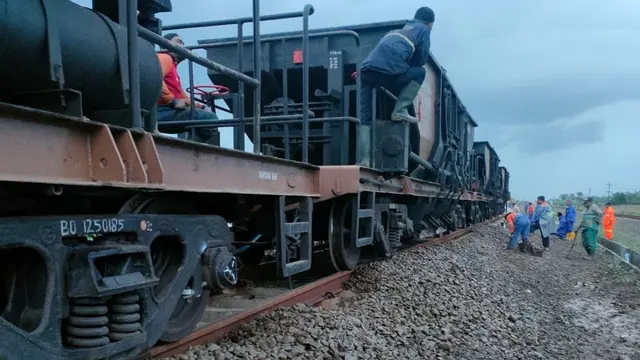 Curah hujan yang sangat tinggi sejak Sabtu (31/12/2022) dini hari menyebabkan terjadinya banjir yang menggenangi beberapa titik jalur kereta api dan aktivitas di Stasiun Semarang Tawang. (Dok KAI)