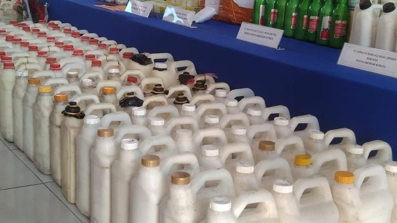 Ia menambahkan, bom ikan yang diamankan tersebut termasuk bom ikan dengan daya ledak tinggi. Setiap jerigen bom ikan tersebut dapat merusak atau berdampak hingga radius 50 meter persegi.