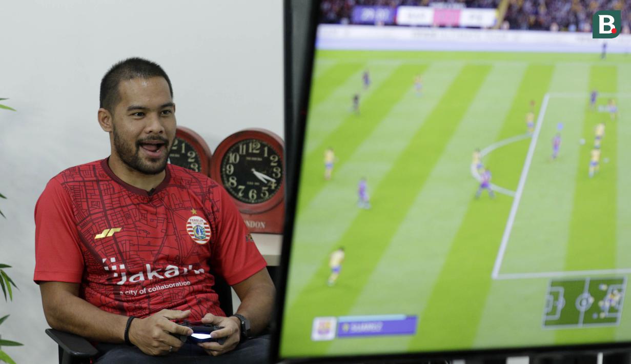 Pemain Persija Jakarta, Andritany Ardhiyasa, saat bermain FIFA 20 di Kantor KLY, Gondangdia, Jumat (26/6/2020). Andritany berhasil menjadi juara BOLA Esports Challenge setelah mengalahkan Rizky Darmawan dengan skor 8-0. (Bola.com/M Iqbal Ichsan)