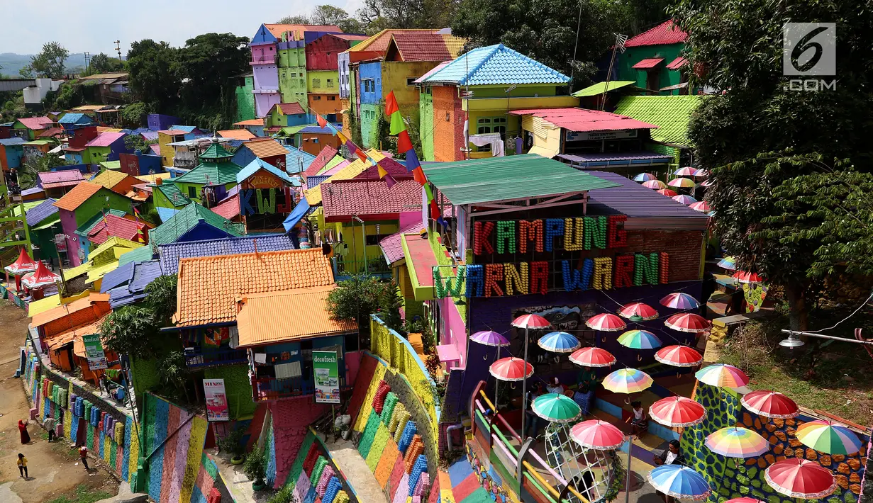 Suasana kampung warna-warni dari atas jembatan di Kelurahan Kesatrian, Kota Malang, Minggu (5/11). Ratusan rumah yang berdiri di bantaran Sungai Brantas di cat gambar warna-warni. (Liputan6.com/Fery Pradolo)