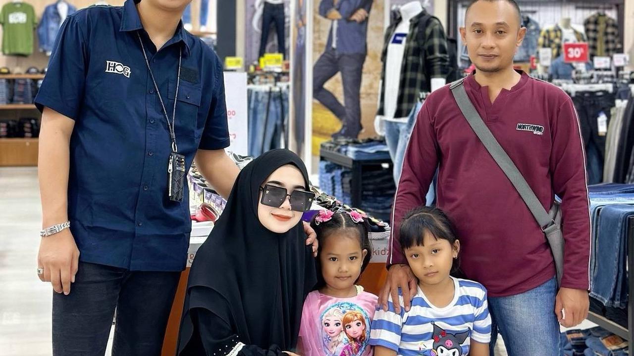 Kisah Wanita Beri Hadiah Anak dan Ayah usai Ketahuan Foto di Depan Rumahnya, Bikin Haru hingga Banjir Pujian Warganet