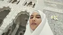 Potret Dian Sastrowardoyo Umrah Bareng Keluarga (Sumber: Instagram/therealdisastr)