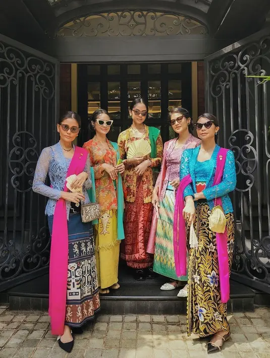 Beri tampilan colorful dengan permainan color block yang tabrak warna. Seperti kebaya biru dengan selendang pink yang nyentrik. (Foto: Instagram @shareefadaanish)