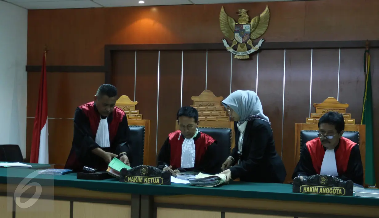 Hakim Pengadilan Negeri melihat berkas sidang  yang melibatkan Iwan Fals dan PT Airo Swadaya Stupa, Jakarta, (7/1). Meskipun menang, Iwan Fals melalui PT Tiga Rambu tak berhasil mendapatkan uang tuntutan Rp1,1 miliar. (Liputan6.com/Herman Zakharia)
