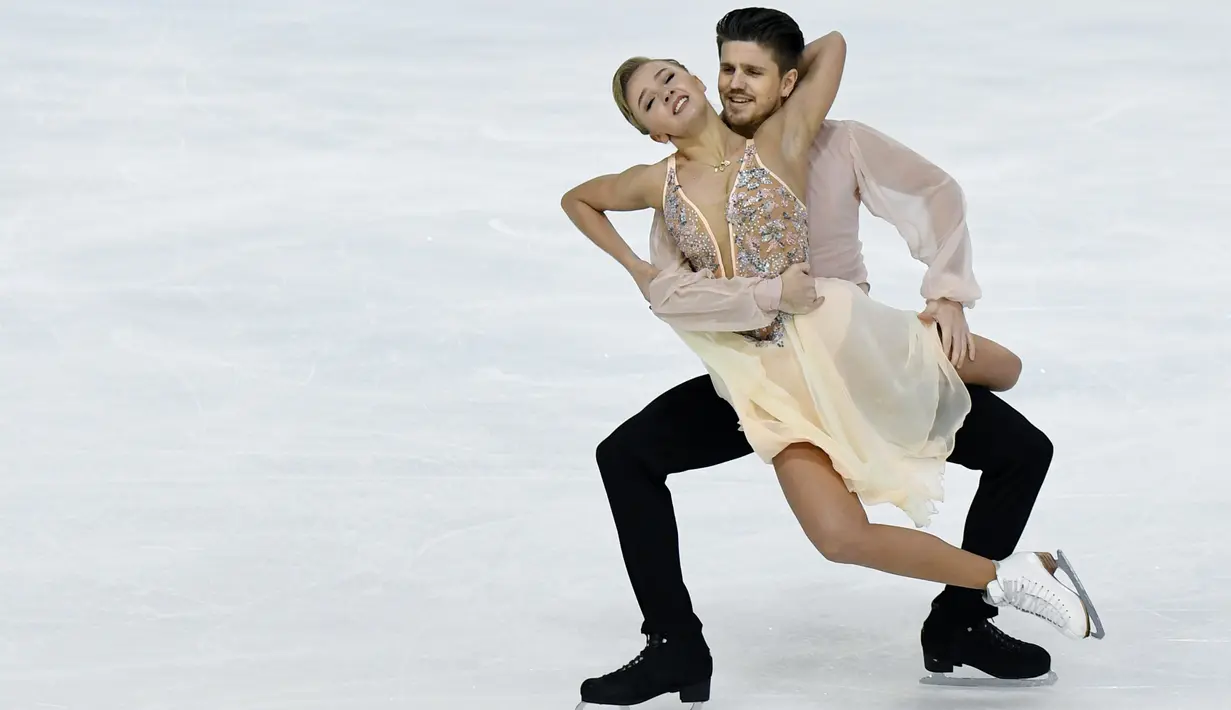 Pasangan atlet Figure Skating, Alexandra Stepanova dan Ivan Bukindari dari Rusia tampil menunjukkan gerakan selama bersaing dalam kategori ajang Grand Prix Internationaux de France di Grenoble, Prancis, Sabtu (18/11). (AFP PHOTO / JEAN-PIERRE CLATOT)