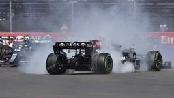 Nasib nahas dialami Valtteri Bottas yang meraih pole position pada balapan ini. Setelah start Bottas mengalami insiden dengan Ricciardo di tikungan 1 sehingga harus terjun ke posisi 18. (AFP/Alfredo Estrella)