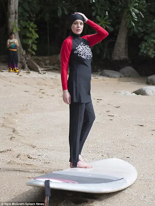 Burkini merupakan pakaian renang perempuan Muslim. Tampak Lindsay mengenakan celana panjang berwarna hitam dan tunik yang berwarna merah-hitam, dan tak lupa tutup kepala sehingga rambutnya tak terlihat. (doc.dailymail.com)