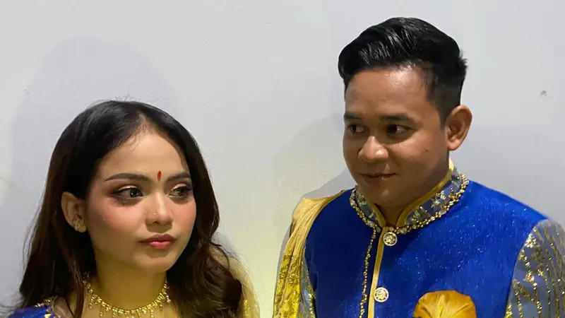 Putri Isnari dan Abdul Azis