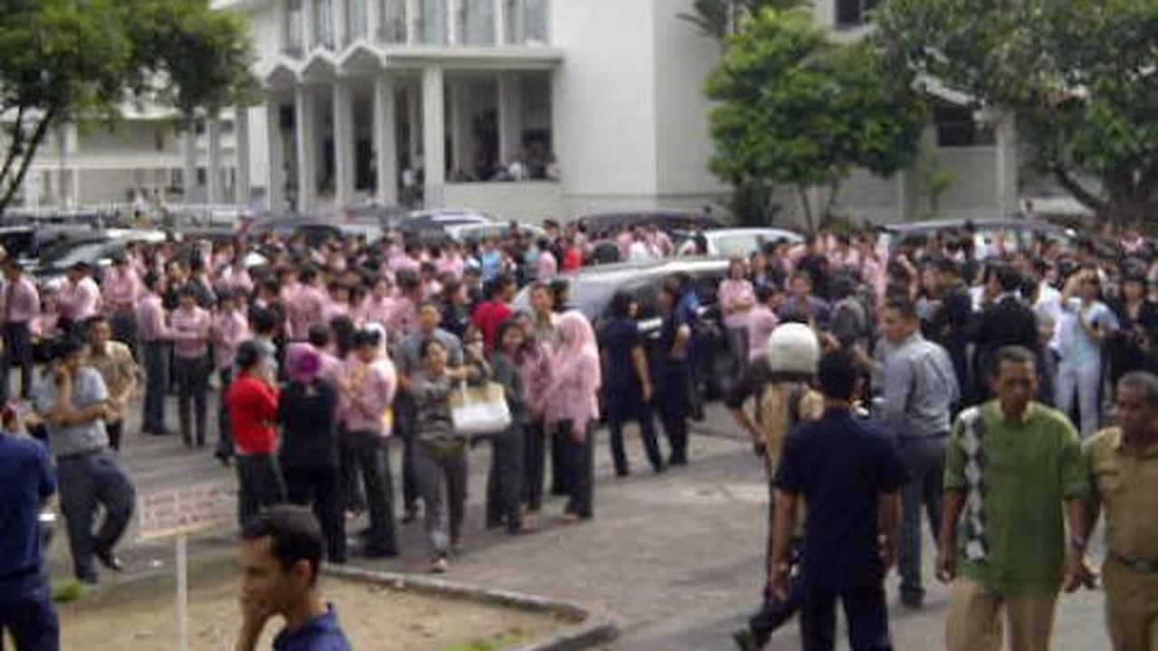 Warga Medan berhamburan keluar saat terjadi gempa