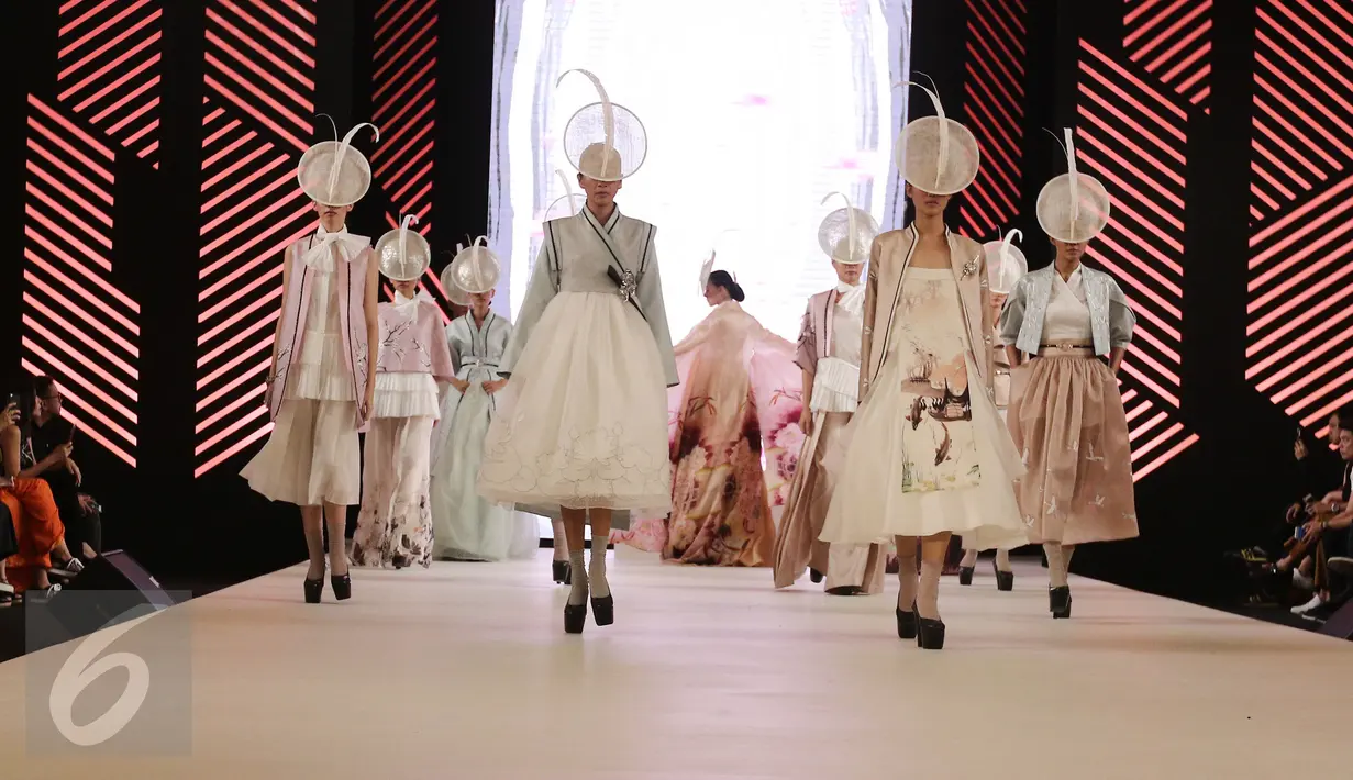 Sejumlah model berjalan di catwalk saat memperagakan busana rancangan Denny Wirawan dalam acara Senayan City Fashion Nation ke-11, Jakarta, Jumat (7/4). (Liputan6.com/Herman Zakharia)