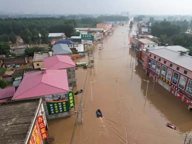 Pemandangan dari udara ini menunjukkan desa yang banjir setelah hujan lebat di Zhuozhou, kota Baoding, di provinsi Hebei, China utara pada 2 Agustus 2023. (Jade Gao / AFP)