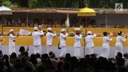 Rangkaian prosesi dalam upacara Tawur Kesanga di Pura Aditya Jaya, Rawamangun, Jakarta, Jumat (16/3). Upacara Tawur Kesanga digelar sebagai rangkaian perayaan Hari Raya Nyepi Tahun Baru Saka 1940. (Liputan6.com/Arya Manggala)