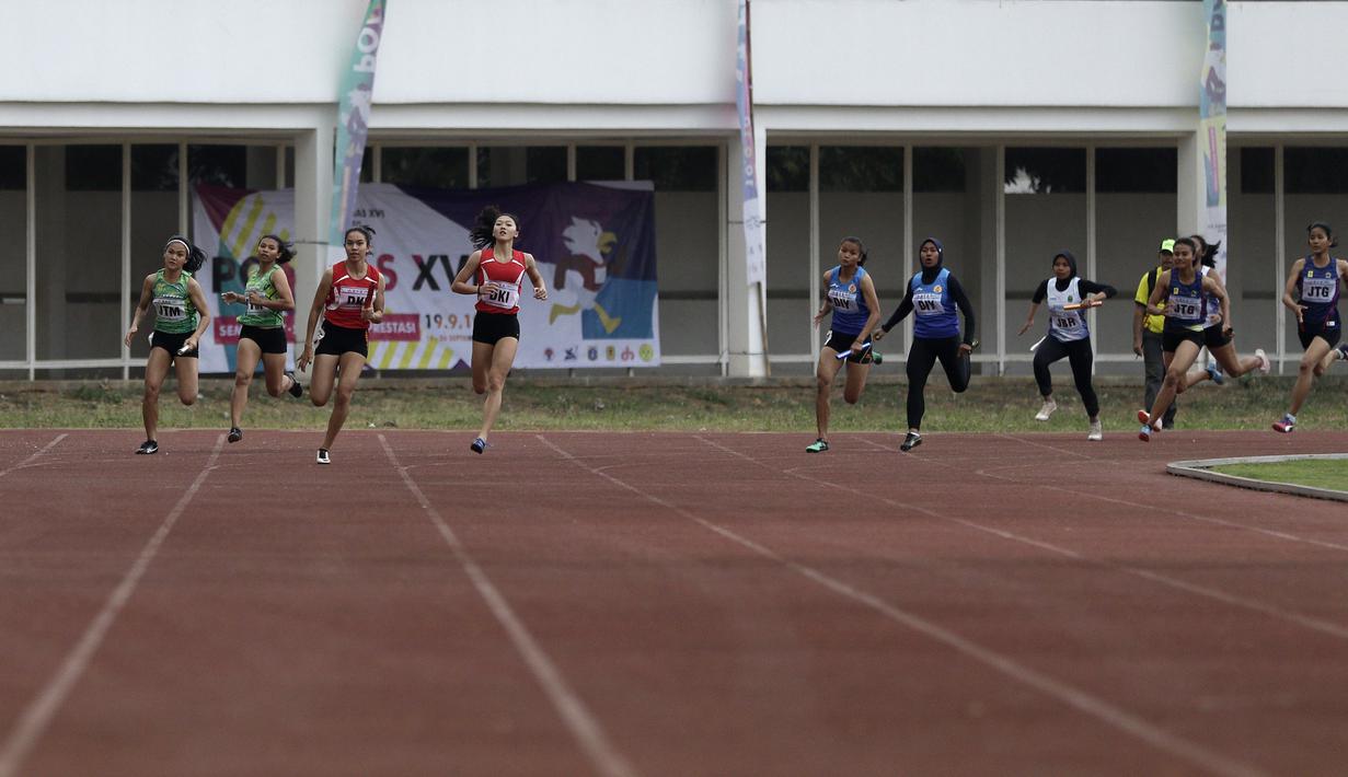 Pelari memacu kecepatan saat mengikuti nomor 4x100 meter estafet pada Kejuaraan Pomnas XVI 2019 di Stadion Madya, Senayan, Jakarta, Rabu (25/9). Tim putri Jakarta berhasil meraih emas. (Bola.com/Yoppy Renato)
