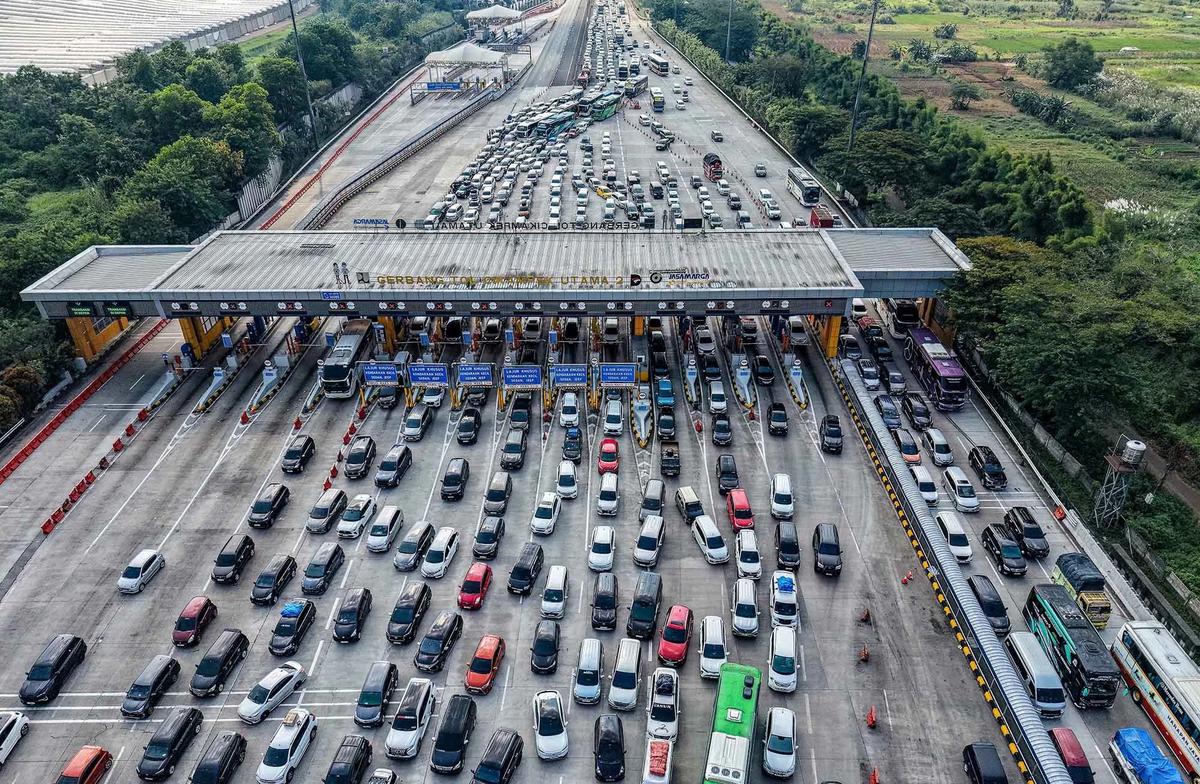 FOTO: Kemacetan Mengular di Gerbang Tol Cikampek Jelang Puncak Arus  Mudik Lebaran 2026