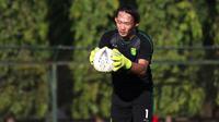 Kiper Persebaya Surabaya, Rivky Mokodompit. (Bola.com/Aditya Wany)