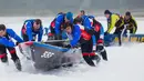 Tim Amiral / Pharmacie Marie-Pier Labbe Inc saat berlaga dalam balapan Kano Es di Karnaval Musim Dingin Quebec di Kota Quebec, Kanada, (5/2). (The Canadian Press / Francis Vachon)