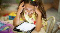 Ilustrasi Anak Bermain Gadget Credit: Freepik