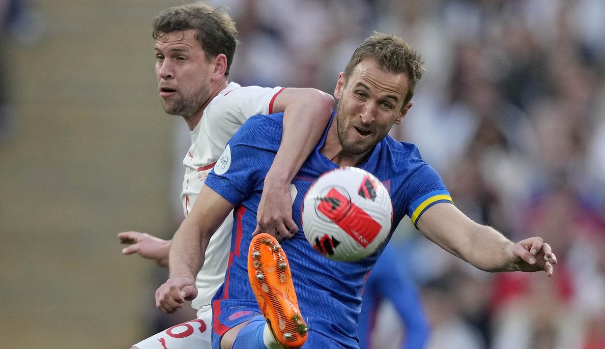 Dua kontestan Piala Dunia 2022 Inggris dan Swiss melakoni pertandingan uji coba di Wembley Stadium pada Minggu (27/3/2022). (AP/Alastair Grant)