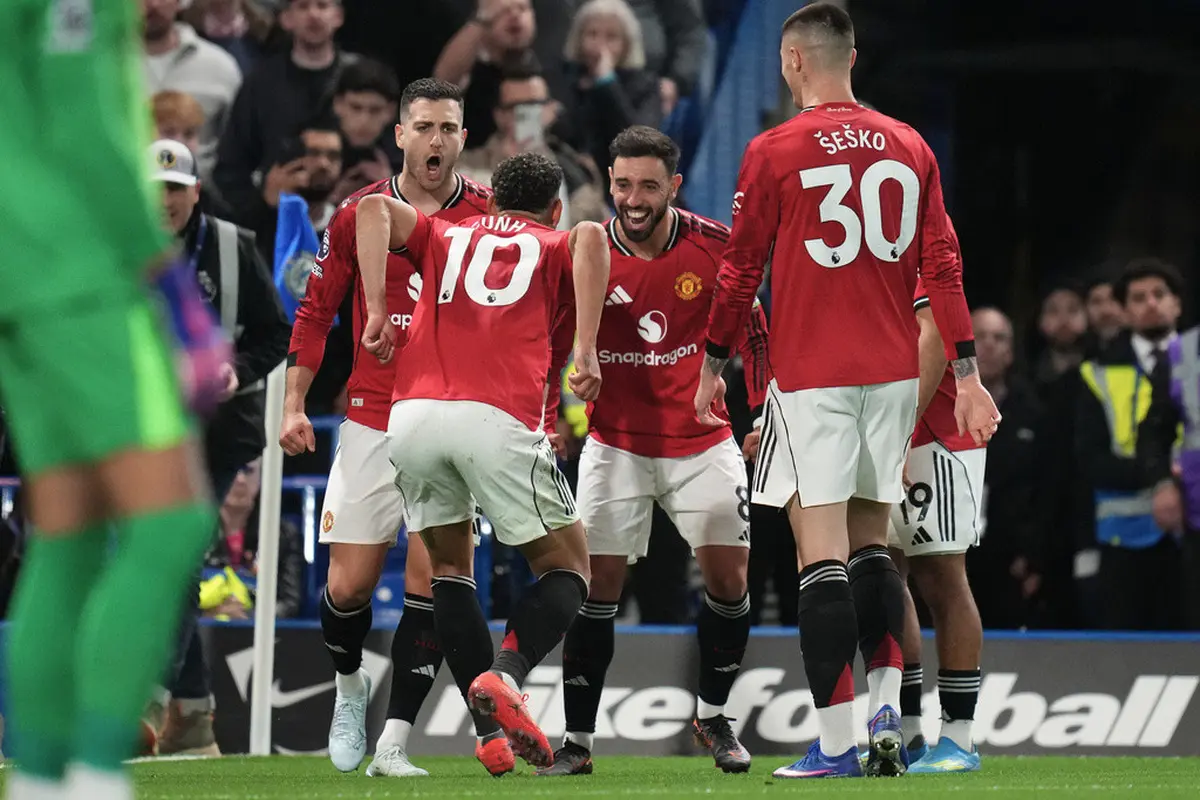 Bruno Fernandes merayakan gol Matheus Cunha di laga Chelsea vs Manchester United di pekan ke-33 Liga Inggris 2025/2026 di Stamford Bridge, Minggu (19/04/2026) dini hari WIB.