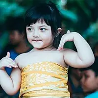 Bukan hal aneh lagi jika para selebriti sekarang ini kalah tenar dengan buah hati mereka. sebut saja pasangan Anang Hermansyah dan Ashanty yang kalah menarik dengan dua anak mereka yang masih menggemaskan. (Instagram/arsy.arsya)