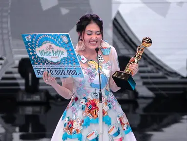 Senyum Via Vallen saat memperoleh penghargaan kategori penyanyi dangdut solo wanita terpopuler dalam Indonesian Dangdut Awards 2018 di Studio 5 Indosiar, Jakarta, Jumat (12/10). (Liputan6.com/Faizal Fanani)