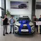 Head of Regional Sales HMID Budi Darmawan (kiri) dan Managing Director Andalan Motor Raynaldi Setiawan (kanan) menyerahkan secara simbolis hadiah SUV Creta kepada 2 pemenang, 4/8/2022 (Istimewa)