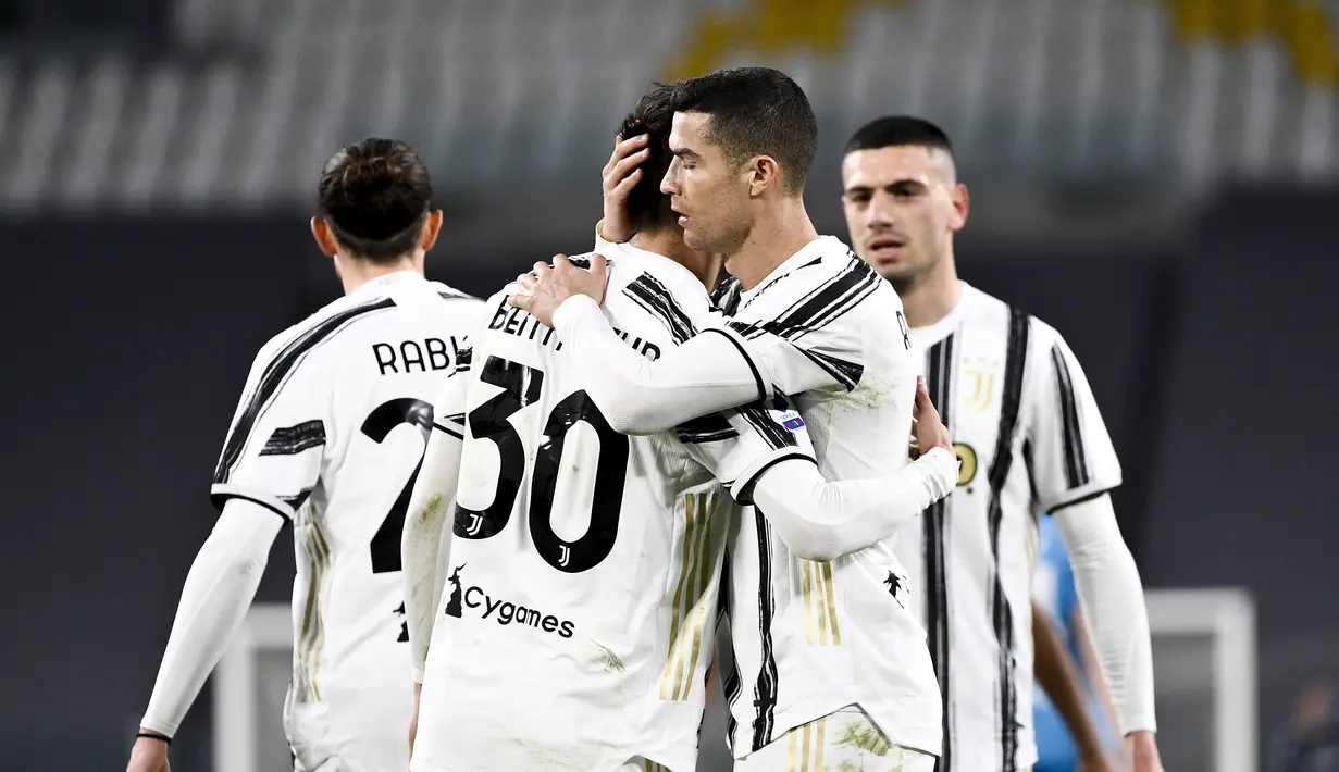 Penyerang Juventus, Cristiano Ronaldo berselebrasi dengan rekan-rekannya usai mencetak gol ke gawang Spezia pada pertandingan lanjutan Liga Serie A Italia di Stadion Allianz, Turin, Italia, Rabu (3/3/2021). Juventus menang telak atas Spezia dengan skor 3-0. (Marco Alpozzi / LaPresse via AP)