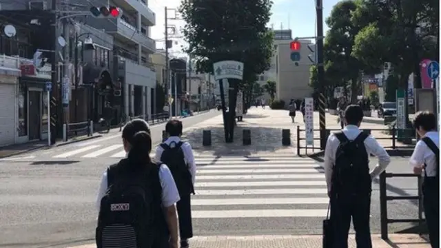 Kota di Jepang Larang Pakai Ponsel Sambil Jalan Kaki