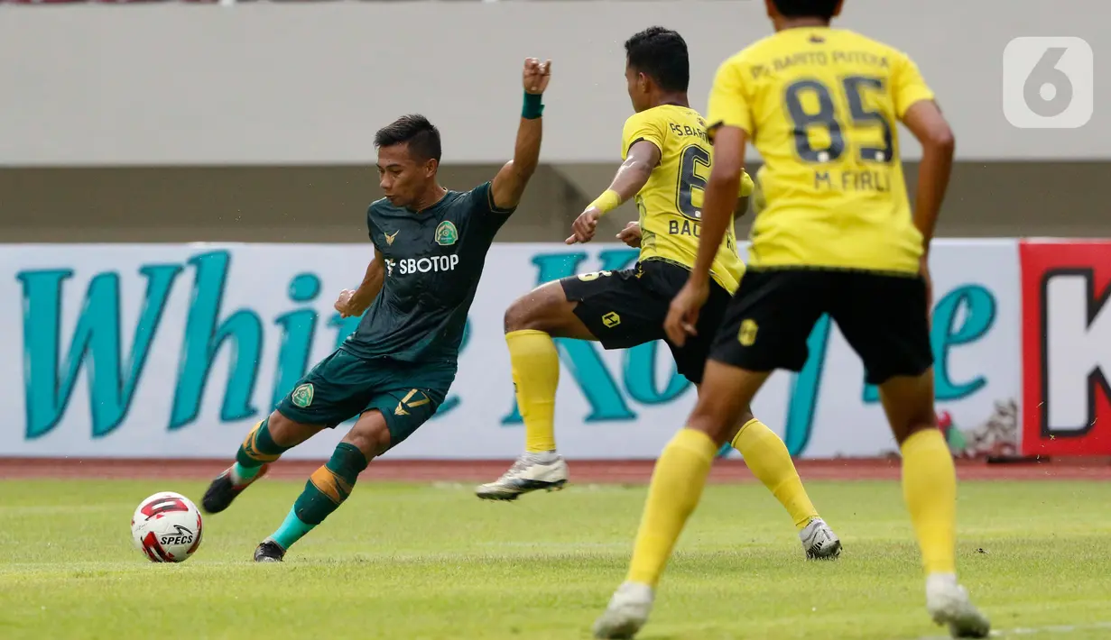 Gelandang Persikabo 1973, Ahmad Nufiandani (kiri) melepaskan tendangan di depan striker Barito Putera, Amiruddin Bagas Kaffa dalam laga matchday ke-3 Grup A Piala Menpora 2021 di Stadion Manahan, Solo, Selasa (30/3/2021). Barito dan Persikabo 1973 bermain imbang 2-2. (Bola.com/Ikhwan Yanuar)