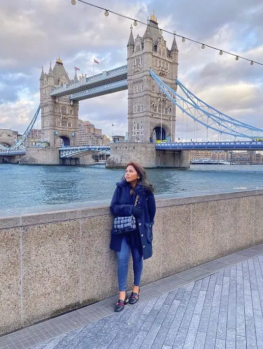 Kali ini, Felicia memadukan coat dan celana jeans warna navy. Tak lupa sling bag juga turut melengkapi penampilannya. (Instagram/feliciahutapeaaa).