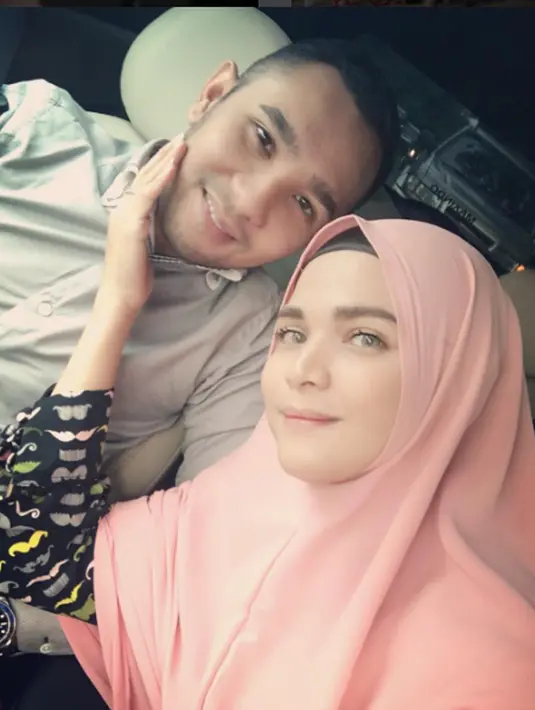 Henry Baskoro Hendarso dan Rosmanizar saat berada di mobil. Enji mendaftarkan permohonan talak cerainya ke Pengadilan Agama Jakarta Timur pada 11 Juli 2017. (Instagram/@rosmanizar_baskoro)
