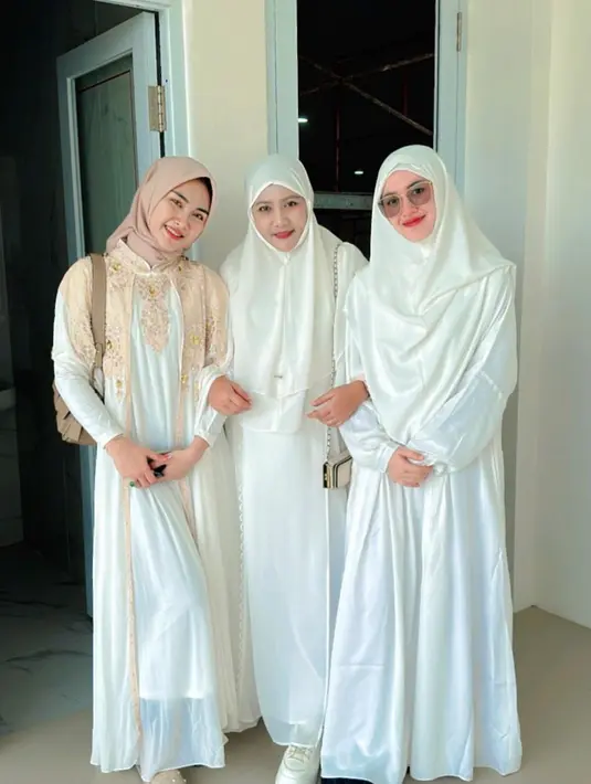 Dalam busana serba putih, Happy dan beberapa rekannya tampak menikmati sesi foto-foto tersebut. [Instagram.com/happy_asmara77]