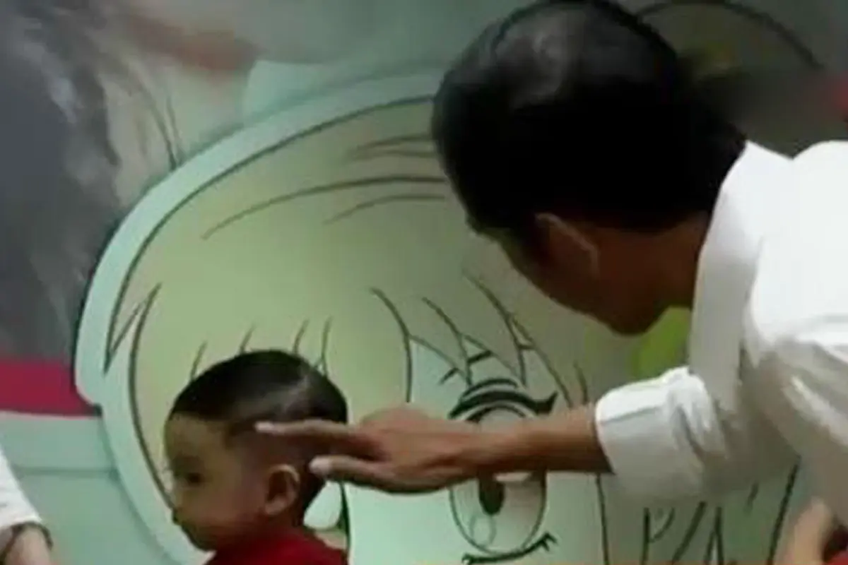 Jokowi Temani Cucu Becukur Rambut di Mal