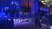 Petugas polisi bersenjata di dekat lokasi penembakan di Hamburg, Jerman pada Kamnis 9 Maret 2023 setelah satu atau beberapa orang melepaskan tembakan di sebuah gereja. (AP/Arsip)