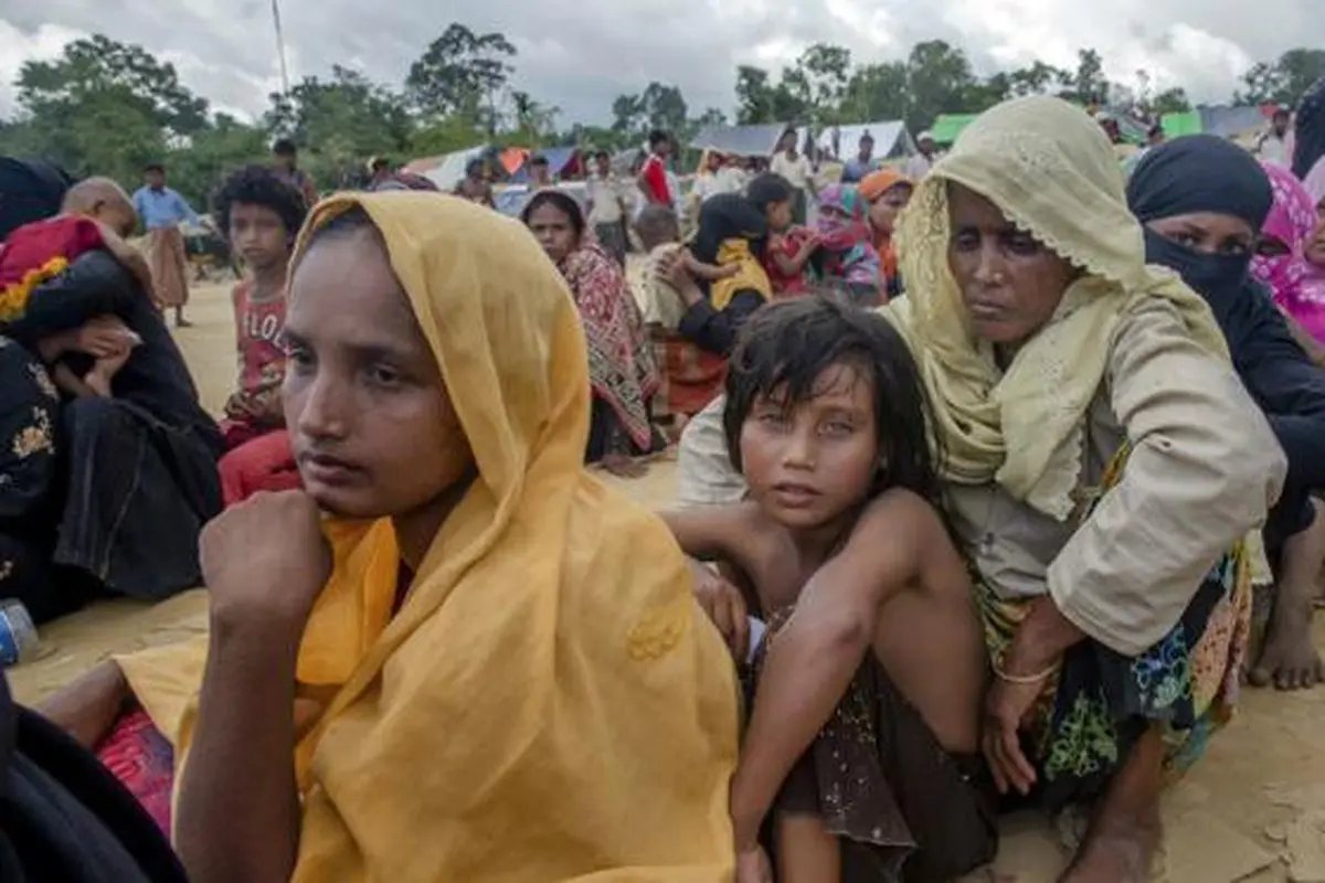 Etnis Muslim Rohingya, yang baru saja melintas perbatasan Myanmar menuju Bangladesh, sedang menunggu giliran menerima bantuan makanan dekat kamp pengungsi Balukhali (AP)