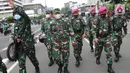 Mayjen TNI Dudung Abdurachman bersama Marinir AL saat menghalau massa usai terjadi pelemparan batu di Jalan MH, Thamrin, Jakarta, Selasa (13/10/2020). Massa pengunjuk rasa yang menolak Omnibus Law UU Cipta Kerja akhirnya dibubarkan aparat.(merdeka.com/Arie Basuki)