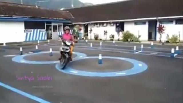 <span>Emak-emak yang satu ini membuktikan diri, bahwa dirinya mampu mengendarai sepeda motor dengan baik saat melakukan ujian tes SIM C.</span>