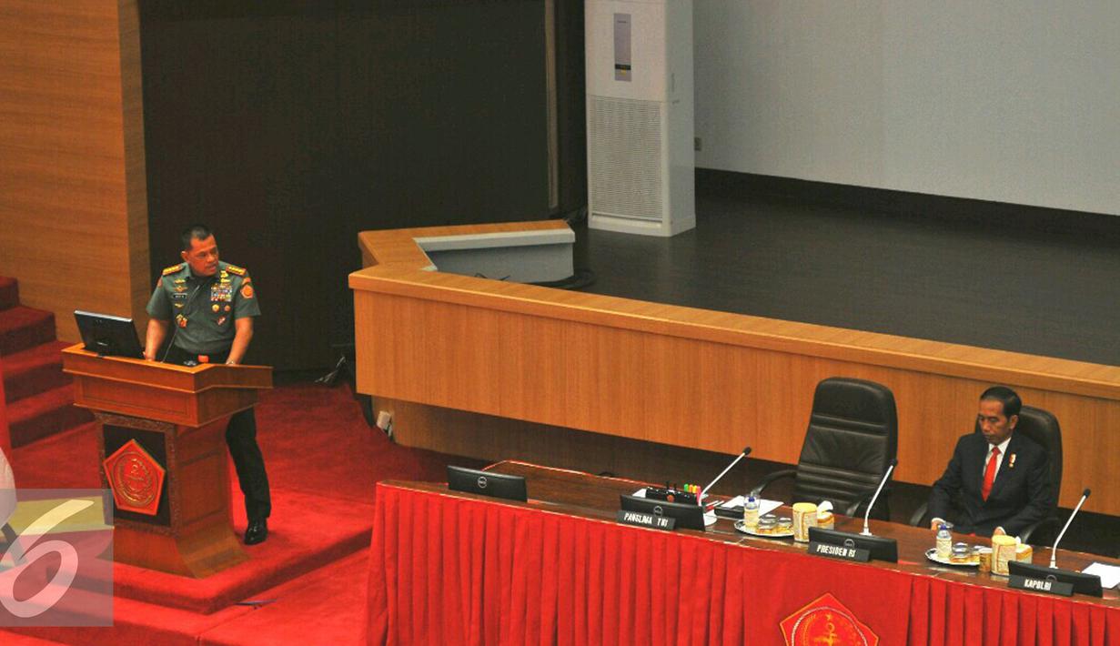 Panglima TNI, Gatot Nurmantyo memberikan arahan kepada peserta Rapim TNI 2017 di Mabes TNI Cilangkap, Jakarta, Senin (16/1). (Liputan6.com/Angga Yuniar)