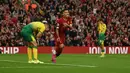 Pada laga pembuka Liga Inggris 2019/2020 antara Liverpool dan Norwich City di Anfield Stadium, Liverpool (9/8/2019), bek Norwich City, Grant Hanley (kiri) mencetak gol bunuh diri pada menit ke-7. Hasil akhir Liverpool menang 4-1. (AFP/Oli Scarff)