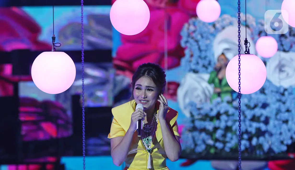 Penampilan pedangdut Ayu Ting Ting saat konser Pesta Perak 25 Indosiar di Jakarta, Minggu (12/1/2020). Konser Pesta Perak 25 Indosiar menghadirkan deretan musisi kenamaan Tanah Air. (Liputan6.com/Herman Zakharia)