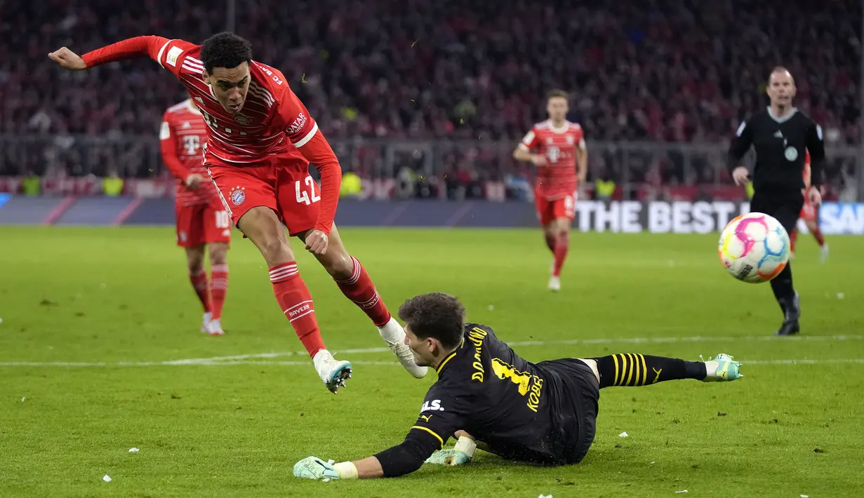 <p>Pemain Bayern Munchen, Jamal Musiala berusaha mencetak gol ke gawang Borussia Dortmund pada laga pekan ke-26 Liga Jerman 2022/2023 di Allianz Arena, Munchen, Jerman, Minggu (02/04/2023) WIB. Die Roten menang dengan skor 4-2.&nbsp;(AP Photo/Matthias Schrader)</p>
