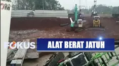Sebuah alat berat pembangunan tergelincir dan ambruk hingga menutupi Jalan Raya Bogor.