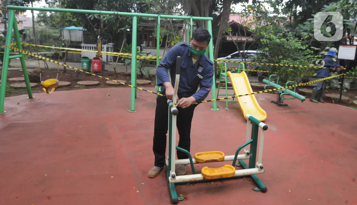Garis pembatas larangan masuk dipasang di Taman Merak, Limo, Depok, Senin (25/1/2021). Pembatasan dan penutupan taman tersebut dilakukan dalam rangka Pemberlakuan Pembatasan Kegiatan Masyarakat (PPKM) untuk mengendalikan pandemi virus corona (Covid-19). (merdeka.com/Arie Basuki)