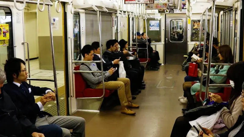 3 Alasan Mengapa Orang Jepang Tidak Mengobrol di Kereta