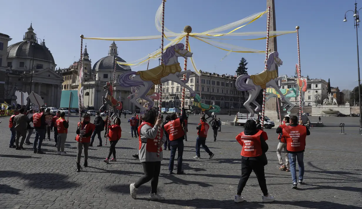 Pekerja sirkus melakukan demonstrasi menuntut lebih banyak dukungan dari pemerintah Italia karena kegiatan mereka ditutup sejak dimulainya wabah COVID-19, di Piazza del Popolo Roma (26/3/2021). (AP Photo/Gregorio Borgia)