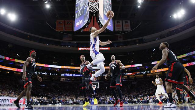 Ben Simmons melakukan layup saat Sixers melawan Raptors di lanjutan NBA