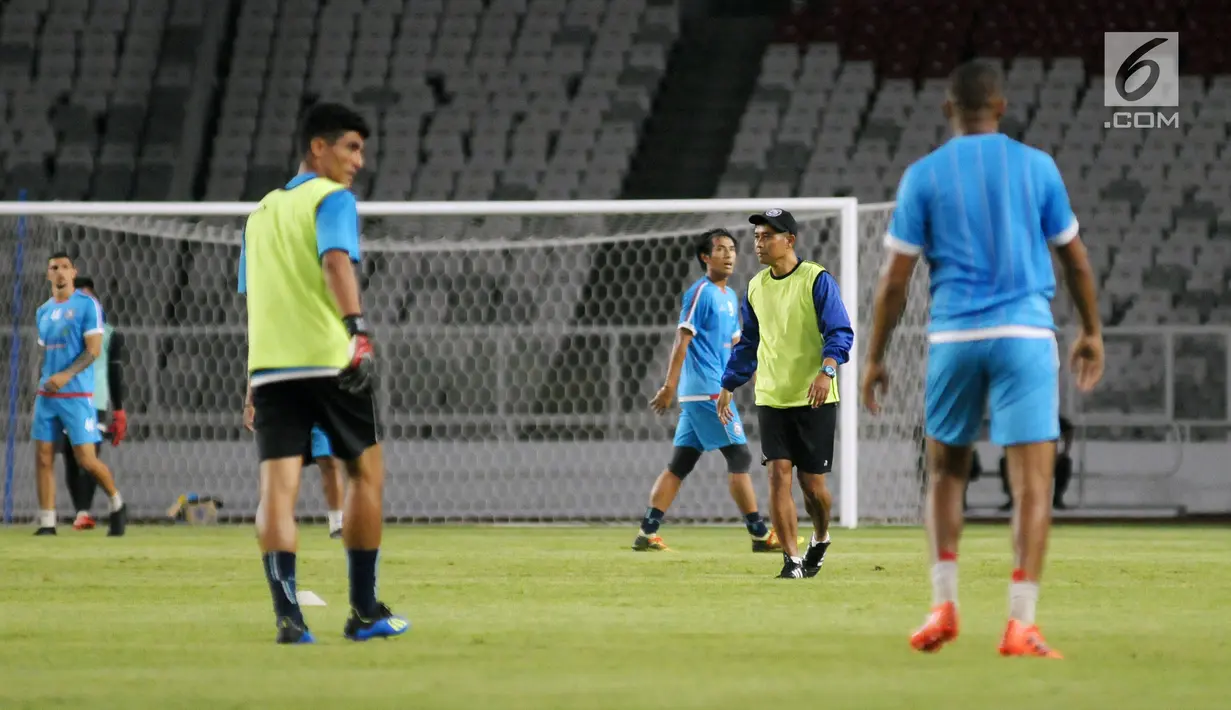 Pelatih Arema, Joko Susilo memberi arahan saat latihan resmi jelang laga tandang melawan Persija pada lanjutan Liga 1 Indonesia 2018 di Stadion GBK, Jakarta, Jumat (30/3). Laga kedua tim akan dihelat Sabtu (31/3). (Liputan6.com/Helmi Fithriansyah)