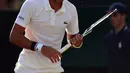 Petenis Serbia, Novak Djokovic meringis kesakitan saat melawan Tomas Berdych (Ceko) pada perempatfinal Wimbledon 2017, Rabu (12/7). Melawan Berdych cedera Djokovic kambuh, ia  terlihat mengalami masalah dengan cedera lengannya. (Gareth Fuller/PA via AP)