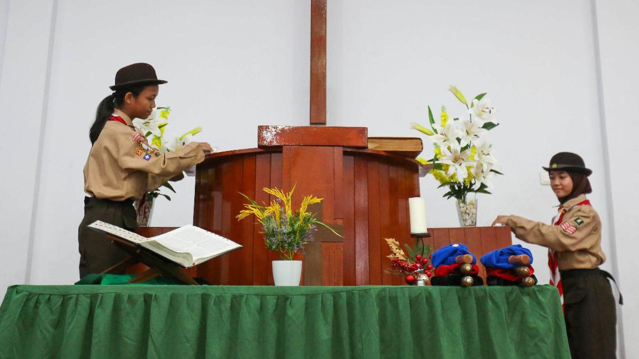 Anggota Pramuka membersihkan ruang ibadah saat kegiatan bakti sosial di Gereja Kristen Indonesia, Kebon Bawang, Jakarta Utara, Jumat (9/8/2024). Kwatir Nasional (Kwarnas) Gerakan Pramuka menggelar kegiatan bakti sosial seperti bedah rumah, bersih-bersih r